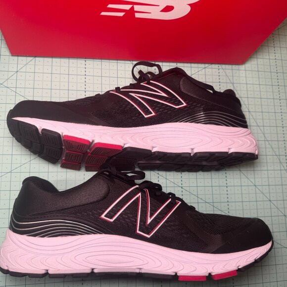 New Balance - M840BR5 Men's Running Shoe Black Red size 14US - wore twice - Picture 2 of 9